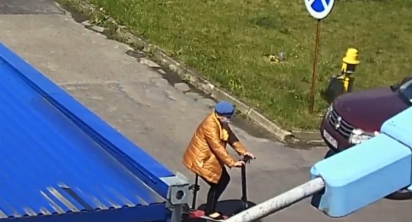Spowodowała kolizję, teraz szuka jej policja