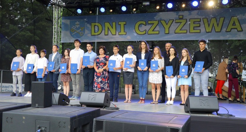 Najlepsi uczniowie w gminie Czyżew odebrali stypendia [FOTO]