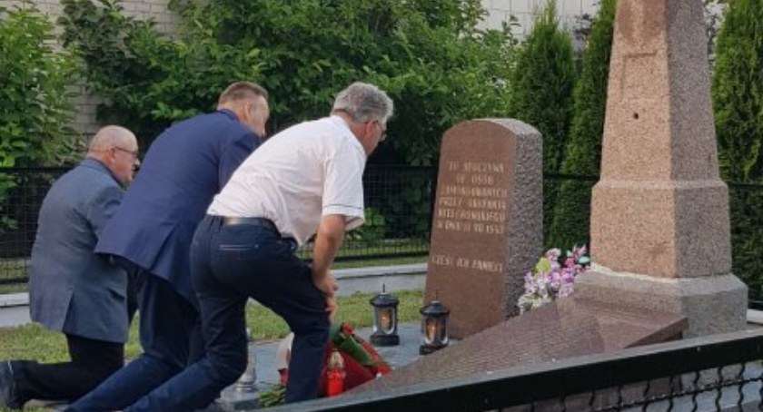 Kobylin-Borzymy: Uczcili pamięć wymordowanych mieszkańców wsi Sikory-Tomkowięta [foto]