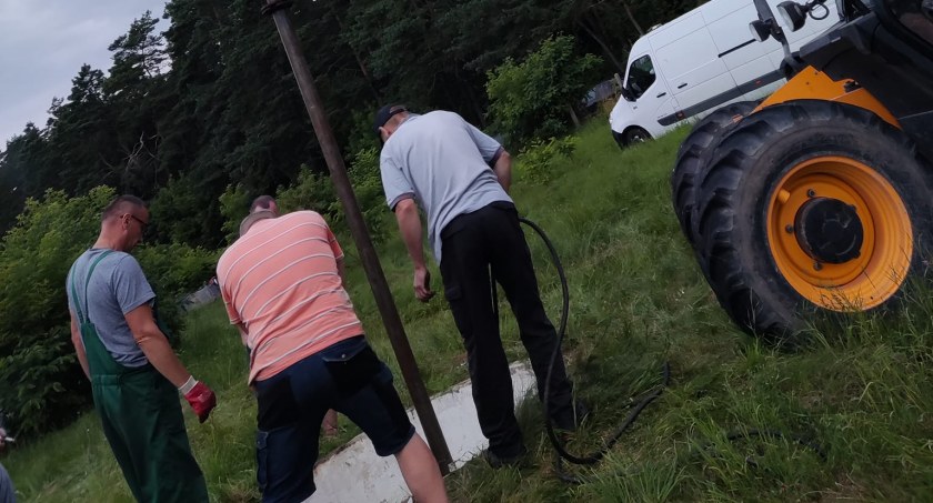 Pierwszy taki przypadek w historii gminy. Mimo awarii pompy, mieszkańcy mają wodę [foto]