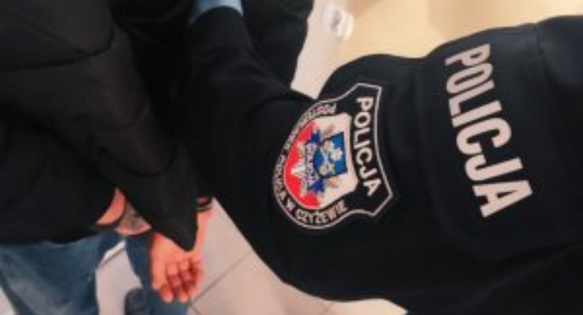 Chciał uniknąć odsiadki. Policjanci znaleźli go na strychu