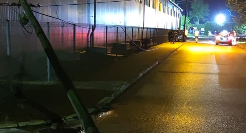 BMW skasowało słup i ogrodzenie [foto]