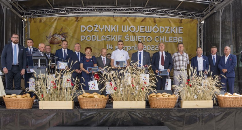 Siedemnaście osób z powiatu wysokomazowieckiego z ministerialnym odznaczeniem