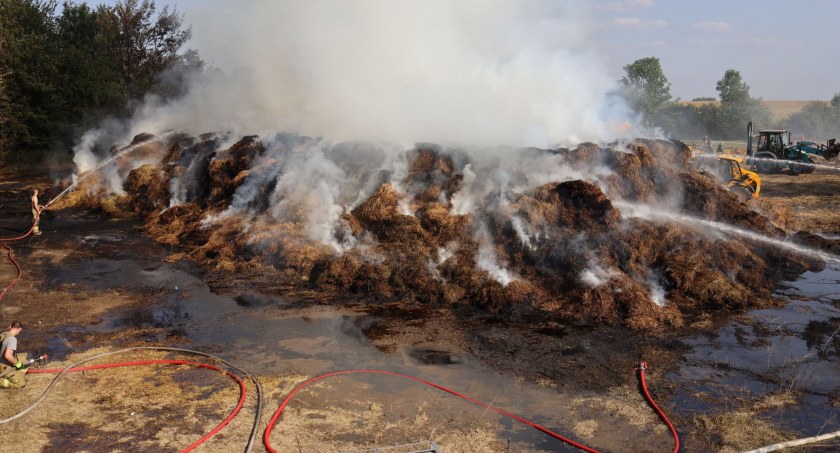 Klukowo: Płonie ogromna sterta bel [FOTO+VIDEO]