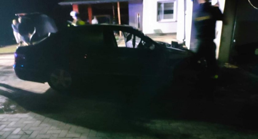 Od samochodu na garaż - nocny pożar w Wysokiem Mazowieckiem [foto]