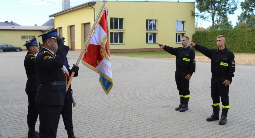 Nowi strażacy i dowódca JRG w wysokomazowieckiej komendzie [foto]