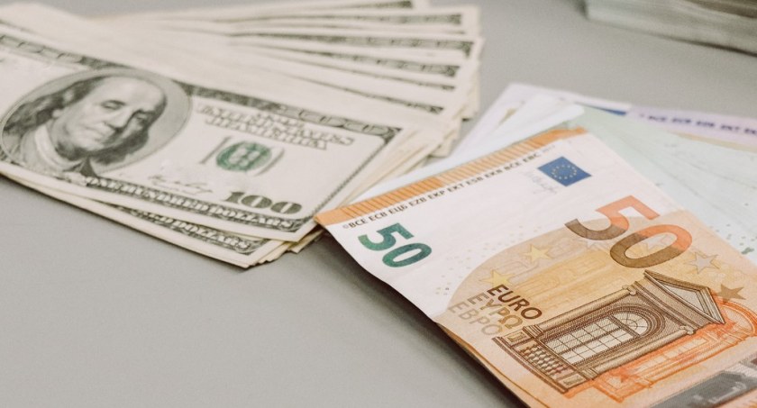Próbował przewieźć 60 tys. dolarów w... skarpetkach