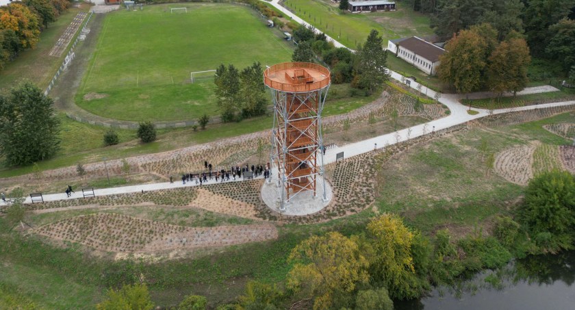 Ponad 20-metrowa wieża widokowa góruje nad Ciechanowcem [VIDEO]