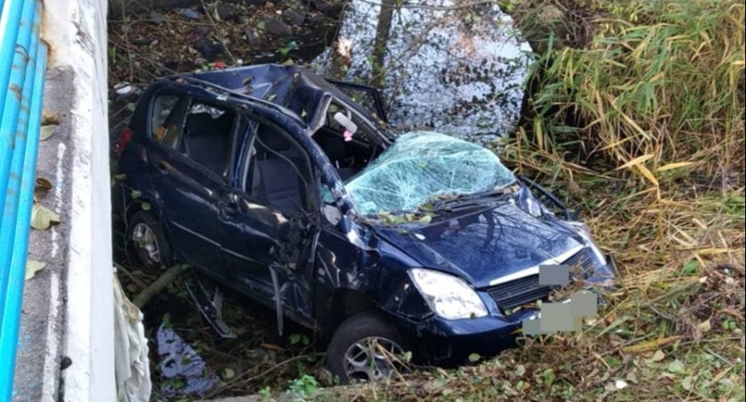 Region: Auto uderzyło w drzewo, potem wpadło do rzeki [foto]