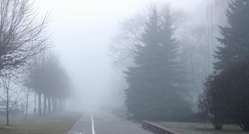 Gęsta mgła w regionie. IMGW ostrzega