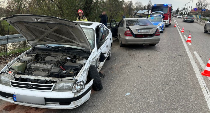Pękła opona, doszło do zderzenia. Wypadek w Ciechanowcu [FOTO]