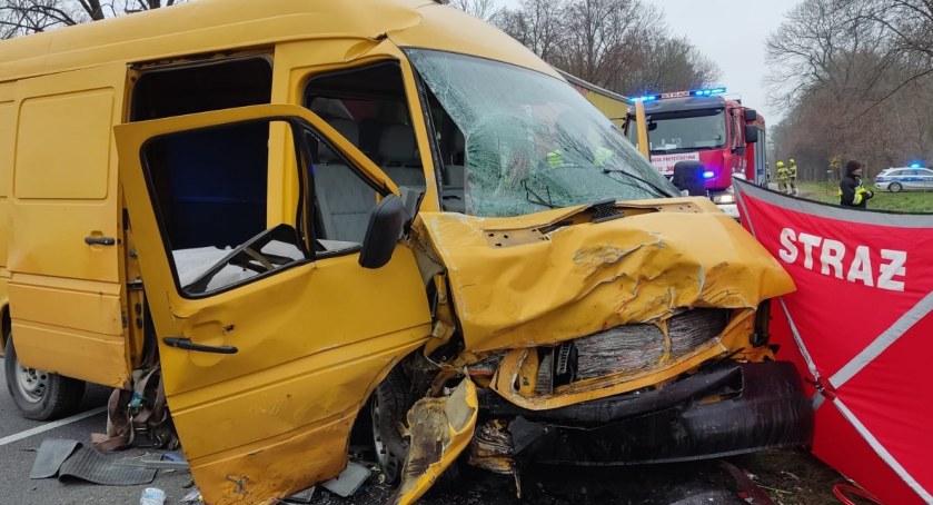 Zderzenie busa z osobówką. Nie żyją dwie osoby [foto]