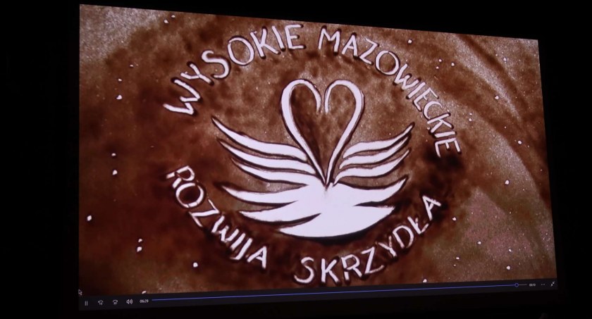 Historia Wysokiego Mazowieckiego namalowana piaskiem [VIDEO]
