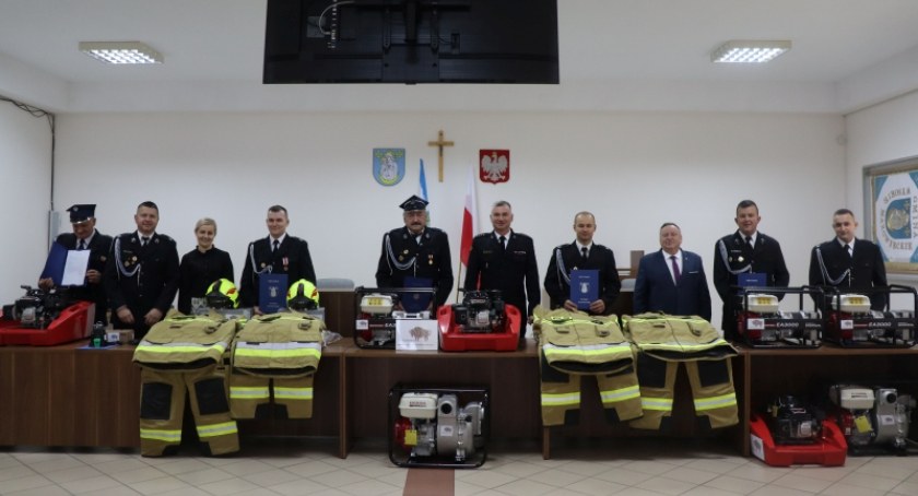 Siedem jednostek OSP z gminy Wysokie Mazowieckie otrzymało nowe wyposażenie [foto]