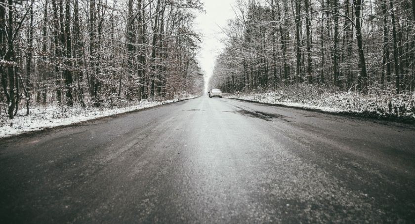 Uwaga na marznące opady. Na drogach może być szklanka