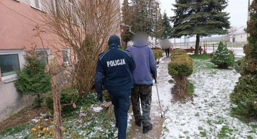 Pomoc przyszła na czas. Policjanci uratowali mężczyznę przed wychłodzeniem