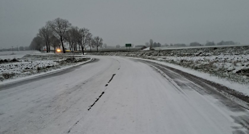 Trudna sytuacja na drogach i chodnikach. Autobusy nie wyjechały, odwołane lekcje w szkołach [lista zgłoszeń]