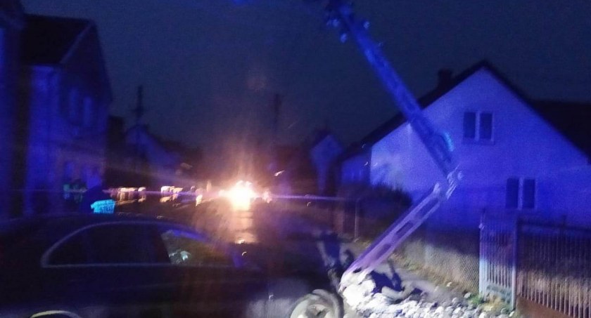 Ciechanowiec: Nietrzeźwa kierująca uderzyła w latarnię [FOTO]