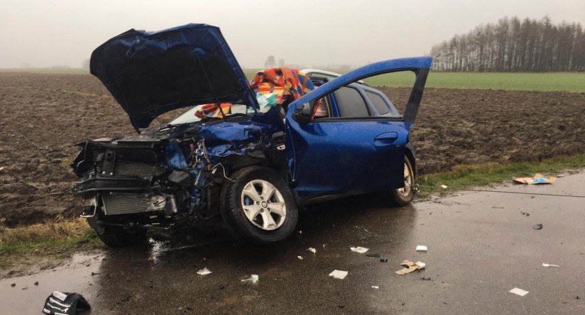 Wypadek na trasie Klukowo - Wyszonki Kościelne. Dwie osoby w szpitalu [foto]