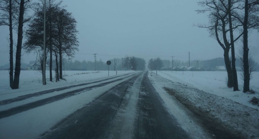 Opady śniegu i deszczu ze śniegiem. IMGW ostrzega przed oblodzeniem [aktualizacja]
