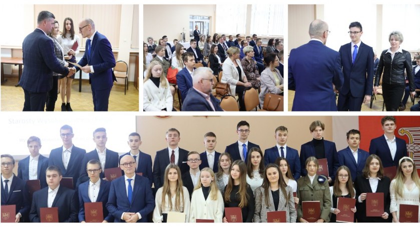 Najzdolniejsi uczniowie szkół ponadpodstawowych odebrali stypendia [FOTO]