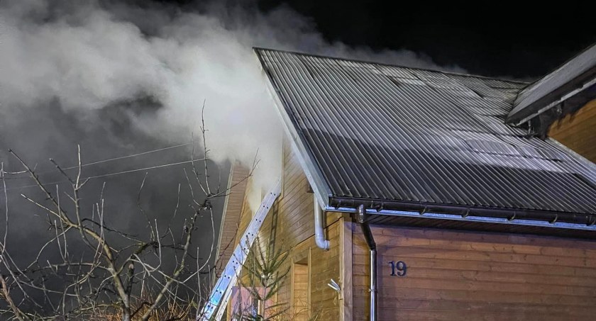 Nocny pożar domu w Bruszewie. Mieszkańców uratowała czujka [FOTO]