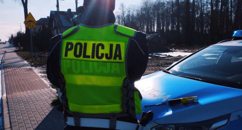 Nietrzeźwa niedziela w powiecie. Pijany kierowca jechał z wybitą szybą w aucie