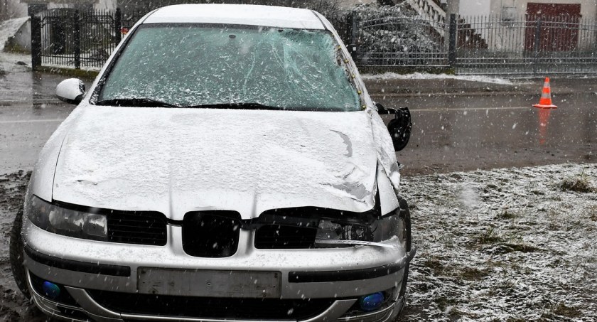 Wypadek z udziałem... jeźdźców na koniach. Nietypowe zdarzenie drogowe