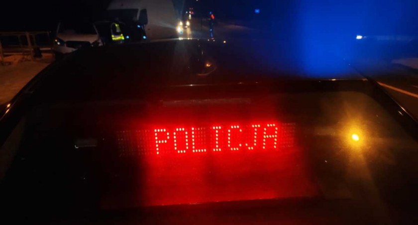 Kierował pijany. W pościgu porzucił auto i uciekał pieszo