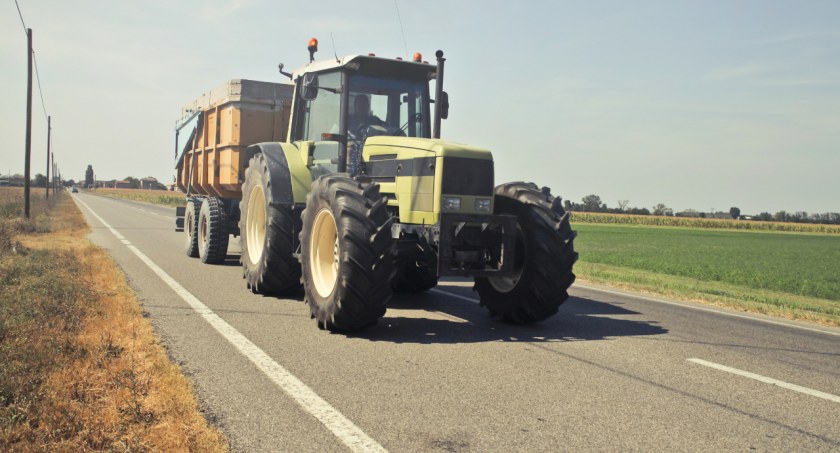 Ruszyły prace polowe. Jakie obowiązki spoczywają na kierowcach ciągników?