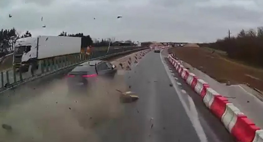Groźne zdarzenie na S8. Nietrzeźwy kierowca BMW nie zdążył zmienić pasa [VIDEO]