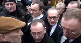 Przepychanki pod Sejmem. Poseł Jacek Bogucki murem za Wąsikiem i Kamińskim [video]