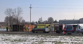Zderzenie ciężarówki i busa w Sokołach. Jedna osoba zabrana przez LPR [FOTO + AKTUALIZACJA]