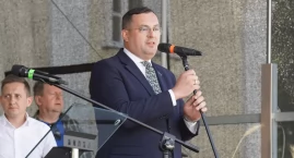 Zdjęcie przedstawia: 69 mln zł dla rolników poszkodowanych przez pogodę. Minister Krajewski przekierowuje środki z puli refundacyjnej