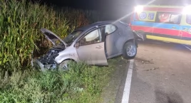 Zdjęcie przedstawia: Dachowanie na trasie Sokoły - Jeżewo Stare. 23-latek trafił do szpitala [foto]