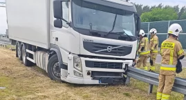 Zdarzenie na S8. Ciężarówka wjechała w bariery energochłonne [foto]
