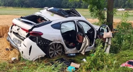 Samochód uderzył w drzewo. Kobieta i dwoje dzieci pr&hellip;