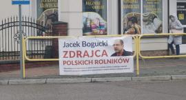 Billboardy w powiecie wysokomazowieckim: „Zdrajca polskich rolników” [foto]