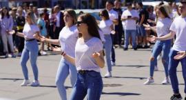 „Jerusalema” przy Galerii Zielonej. W akcji młodzież ze „Staszica” [FOTO+VIDEO]