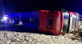Gmina Szepietowo: TIR z trzodą chlewną w rowie. DK66 zablokowana [FOTO+AKTUALIZACJA]