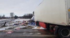 Sokoły: Samochód ciężarowy zderzył się z lokomotywą [foto+aktualizacja]