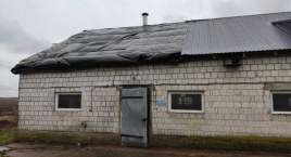 Uszkodzone dachy, połamane drzewa. Skutki silnego wiatru [foto]