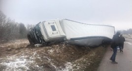 Ciężarówka na boku, kierowca nietrzeźwy [FOTO + aktualizacja]
