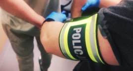 Narkotyki w schowku samochodowym. Młody mężczyzna usłyszał zarzut