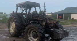Nocny pożar ciągnika rolniczego [foto]