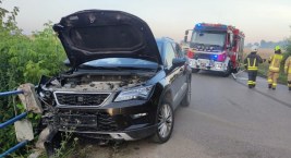 Osobówka uderzyła w mostek drogowy [foto]