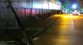 BMW skasowało słup i ogrodzenie [foto]