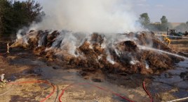 Klukowo: Płonie ogromna sterta bel [FOTO+VIDEO]