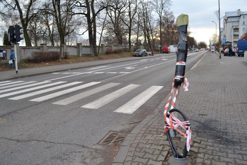 Jechał za szybko, wjechał w słup
