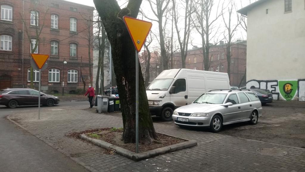 Dziwne oznakowanie na Piasku
